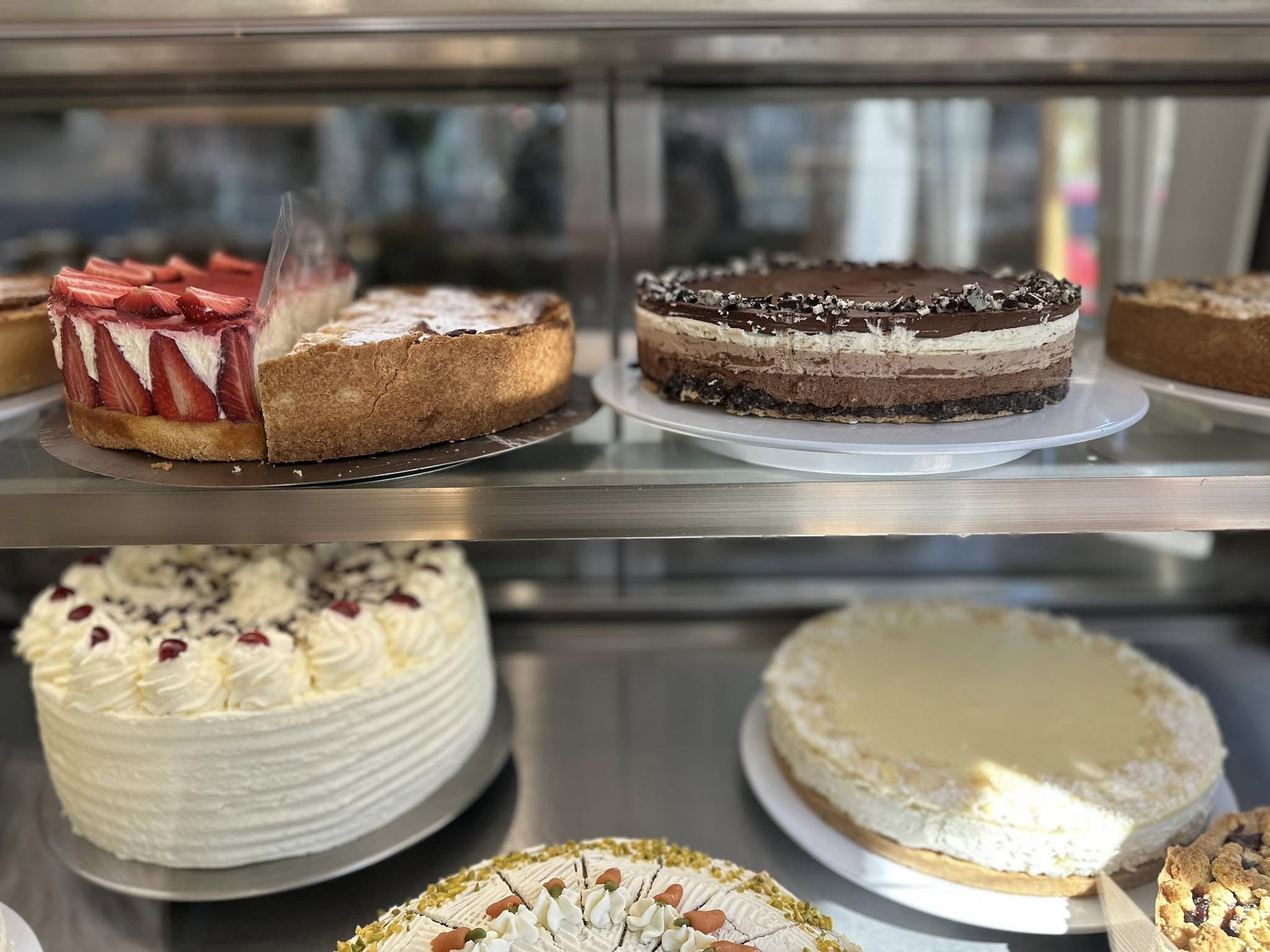 Auswahl hausgemachter Torten und Kuchen