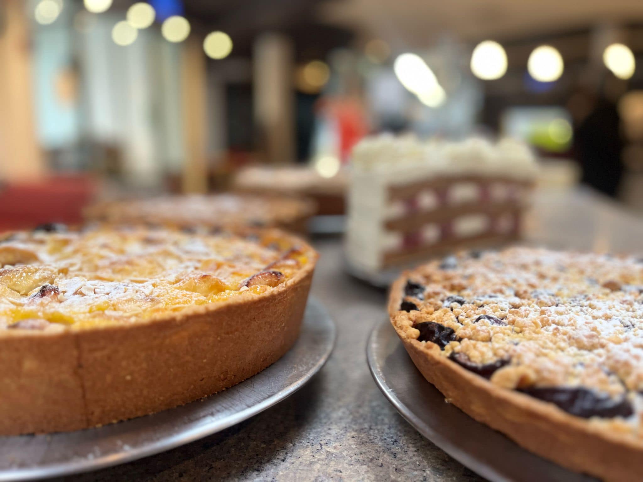 Frische Obsttorten und Streuselkuchen