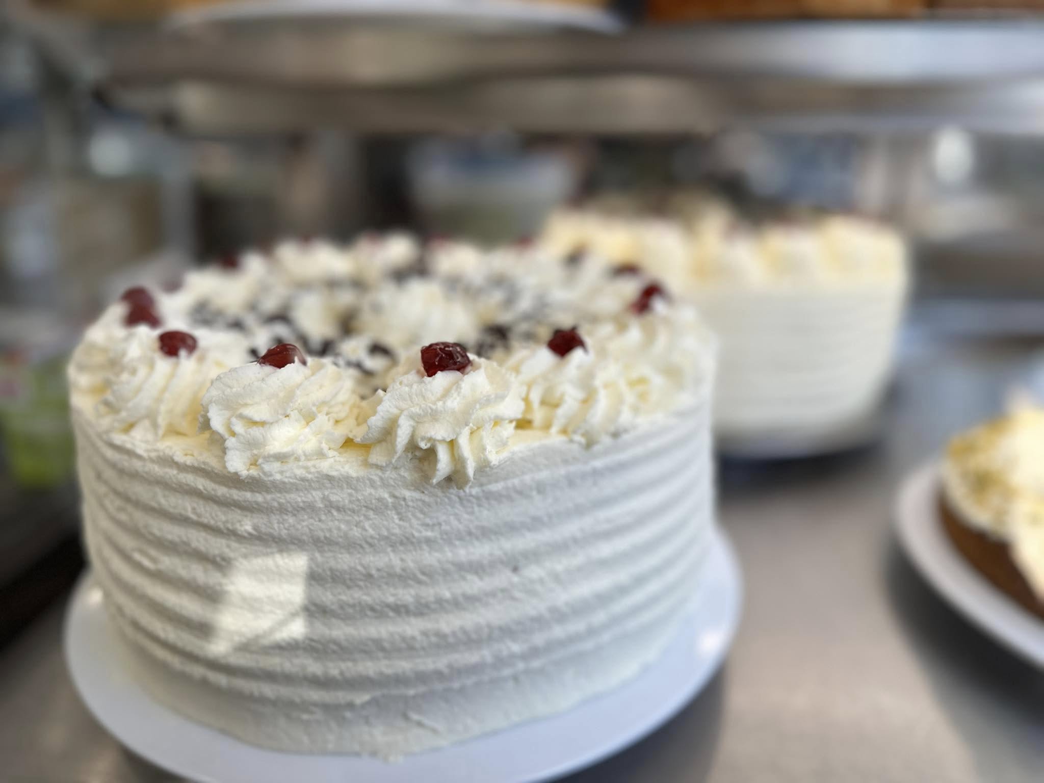 Elegante Sahnetorte mit Beeren