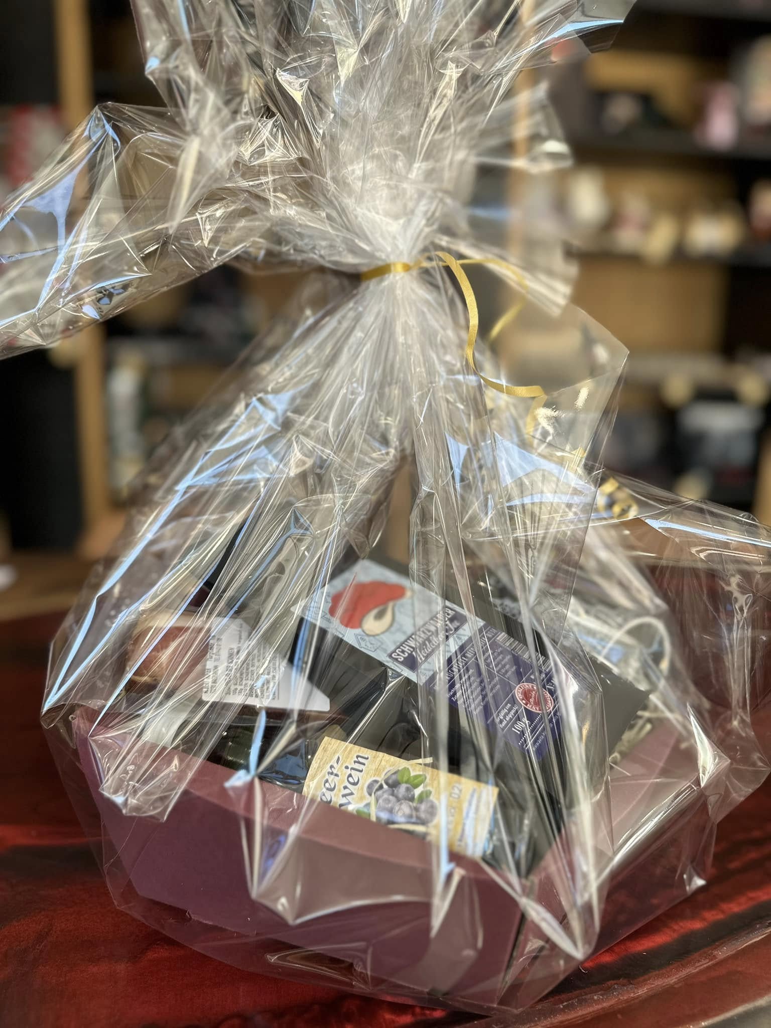 Liebevoll verpackte Geschenkkörbe mit regionalen Spezialitäten