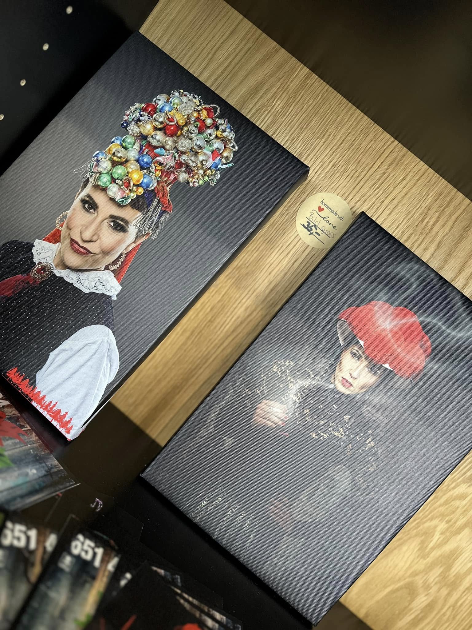 Traditionelle Schwarzwälder Kunstwerke und Postkarten