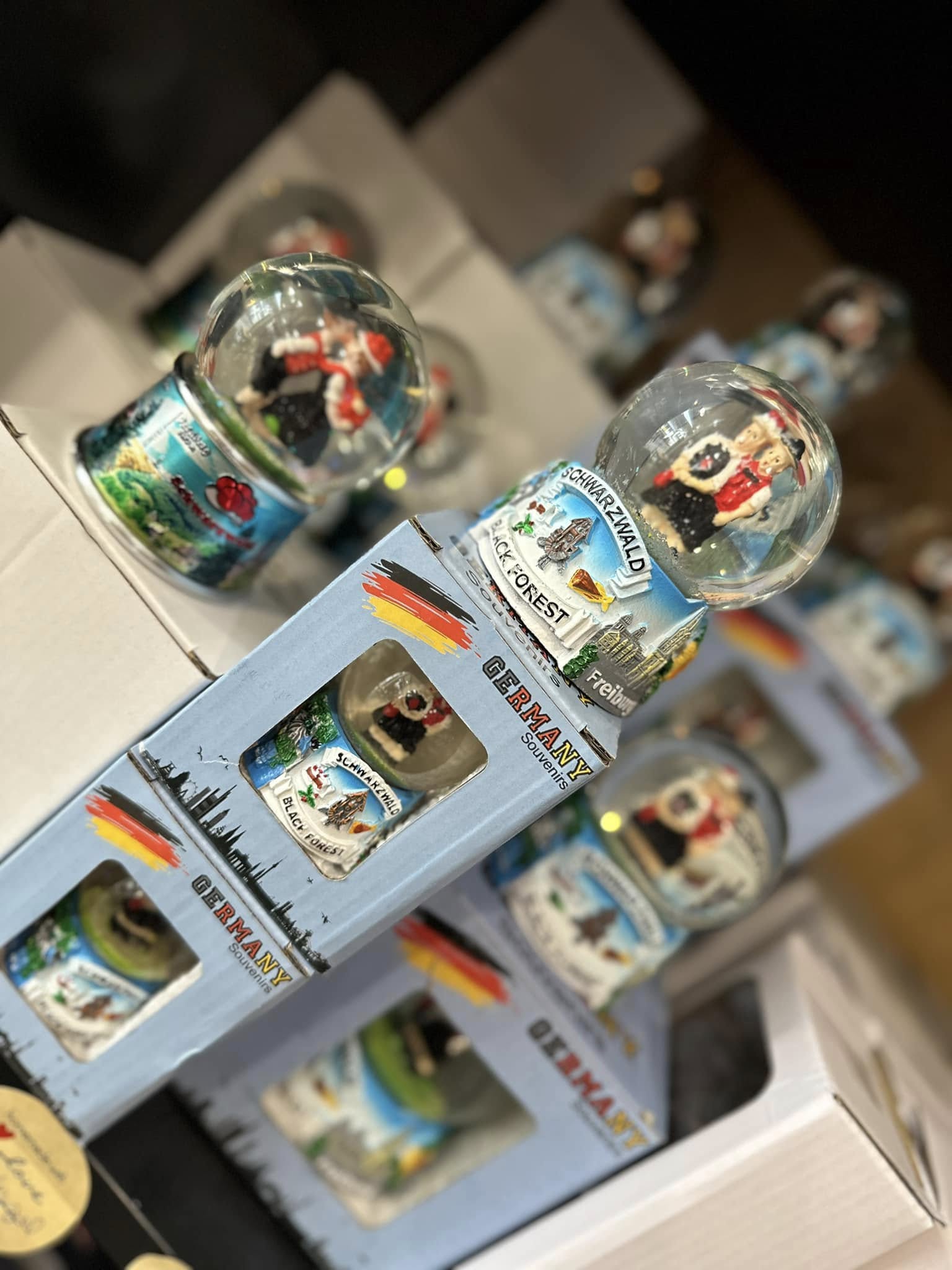 Deutsche Schneekugeln mit Schwarzwald-Motiven