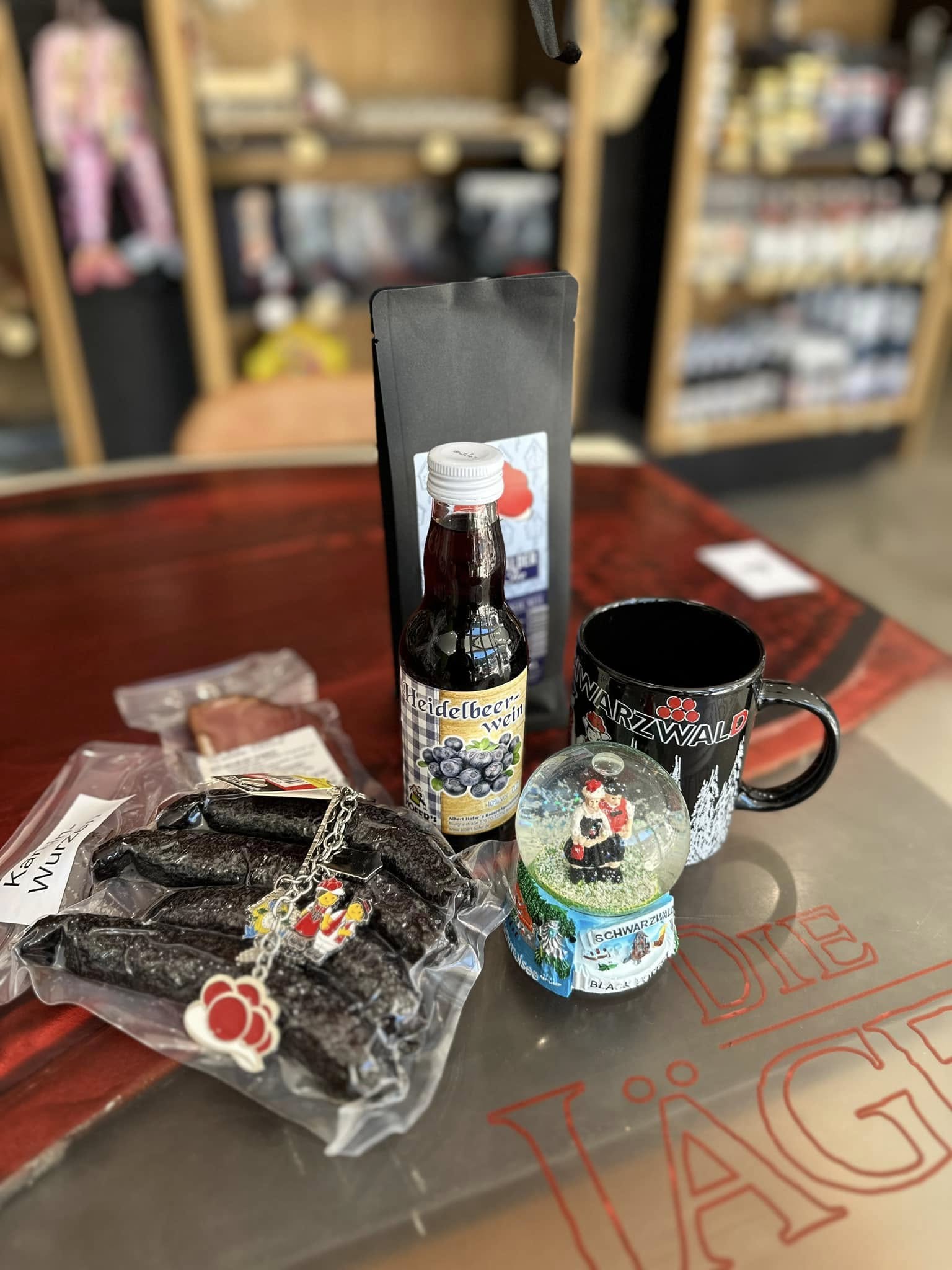 Regionale Spezialitäten-Set mit Heidelbeersirup und Schwarzwald-Tasse